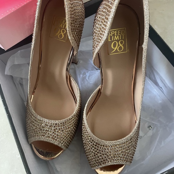 Golden heels - Picture 4 of 5